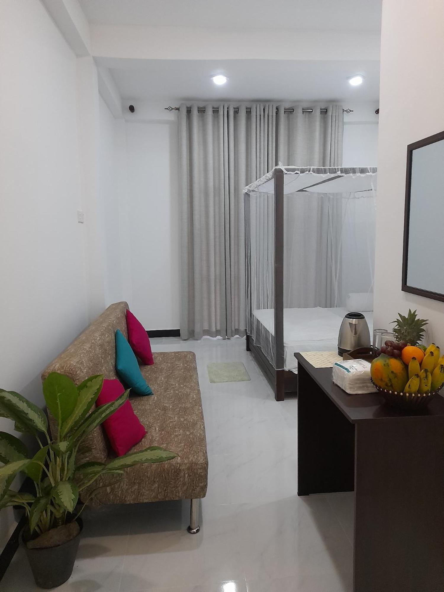 Ella Thenulya Hotel Bagian luar foto