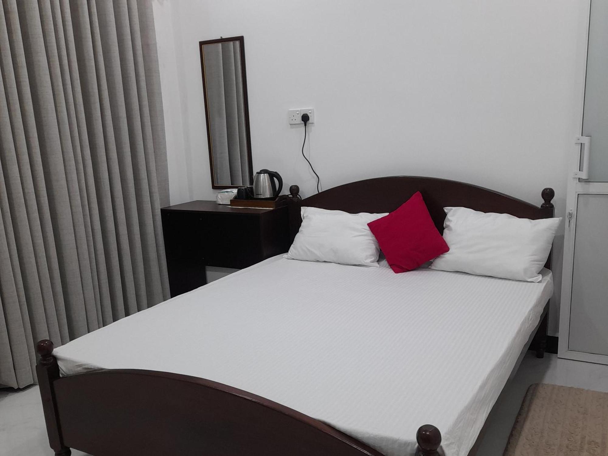 Ella Thenulya Hotel Bagian luar foto