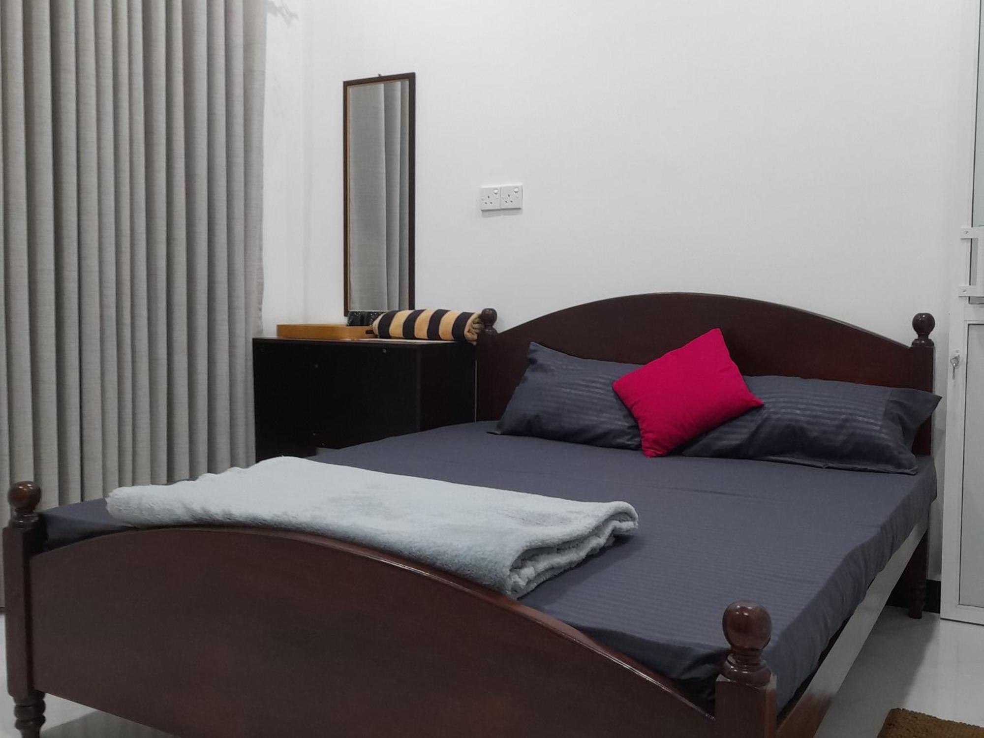 Ella Thenulya Hotel Bagian luar foto