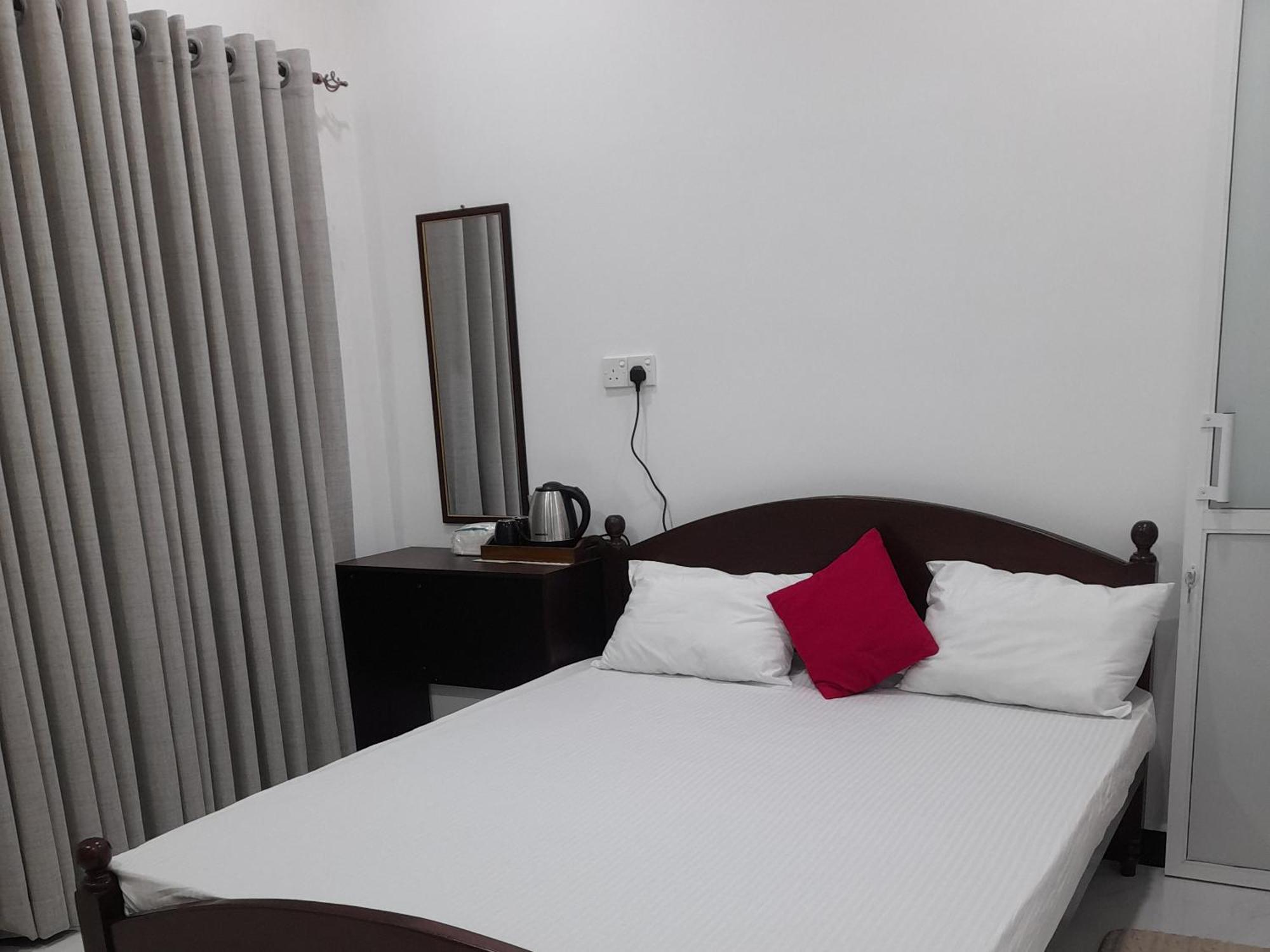 Ella Thenulya Hotel Bagian luar foto
