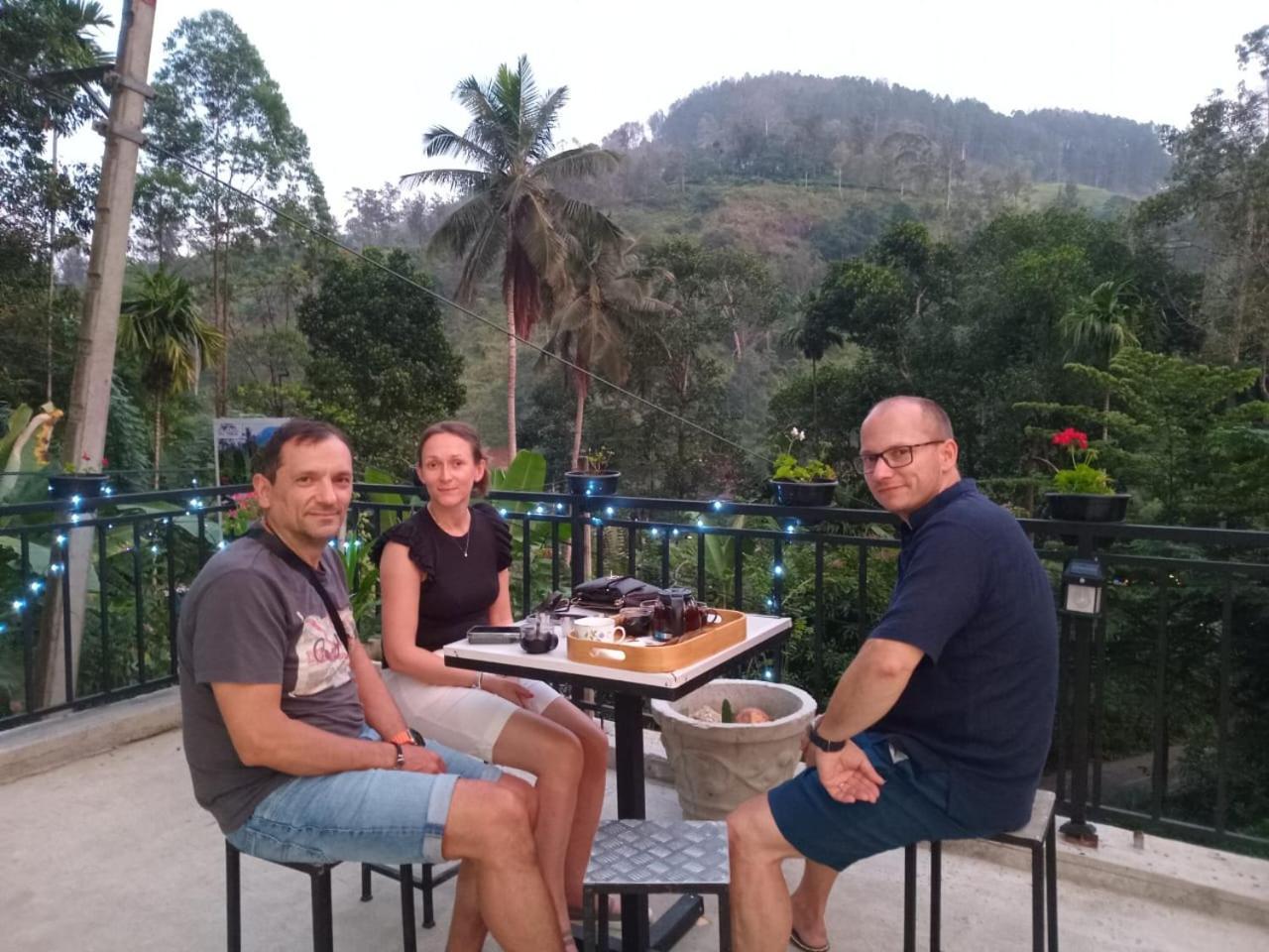 Ella Thenulya Hotel Bagian luar foto