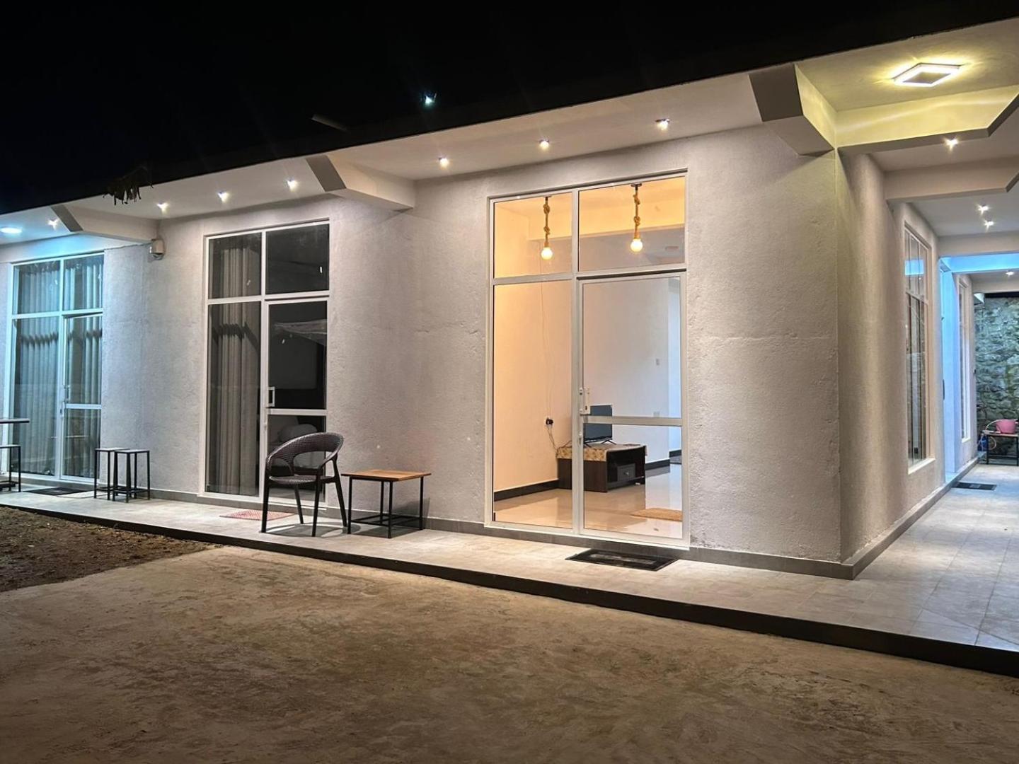 Ella Thenulya Hotel Bagian luar foto
