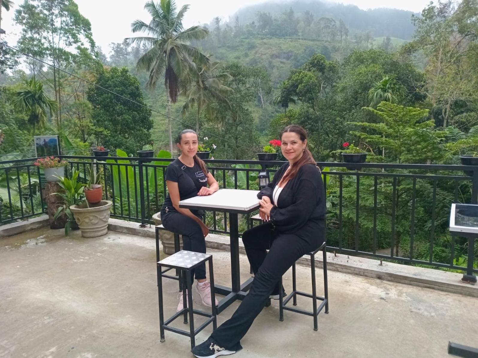 Ella Thenulya Hotel Bagian luar foto